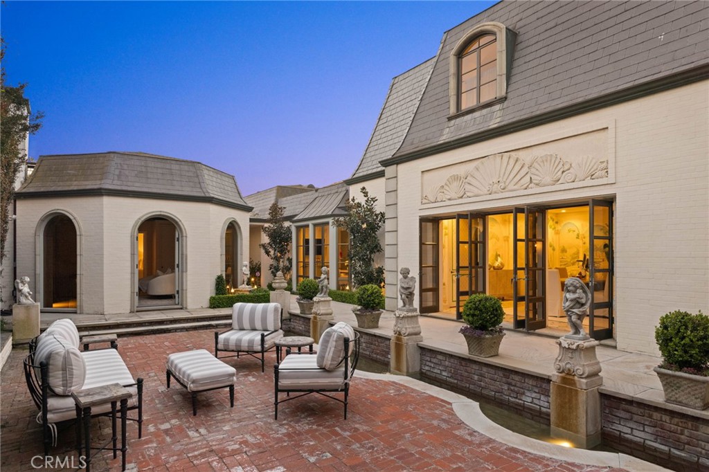 2116 E Balboa Boulevard