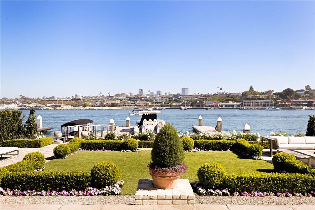 2116 E Balboa Boulevard