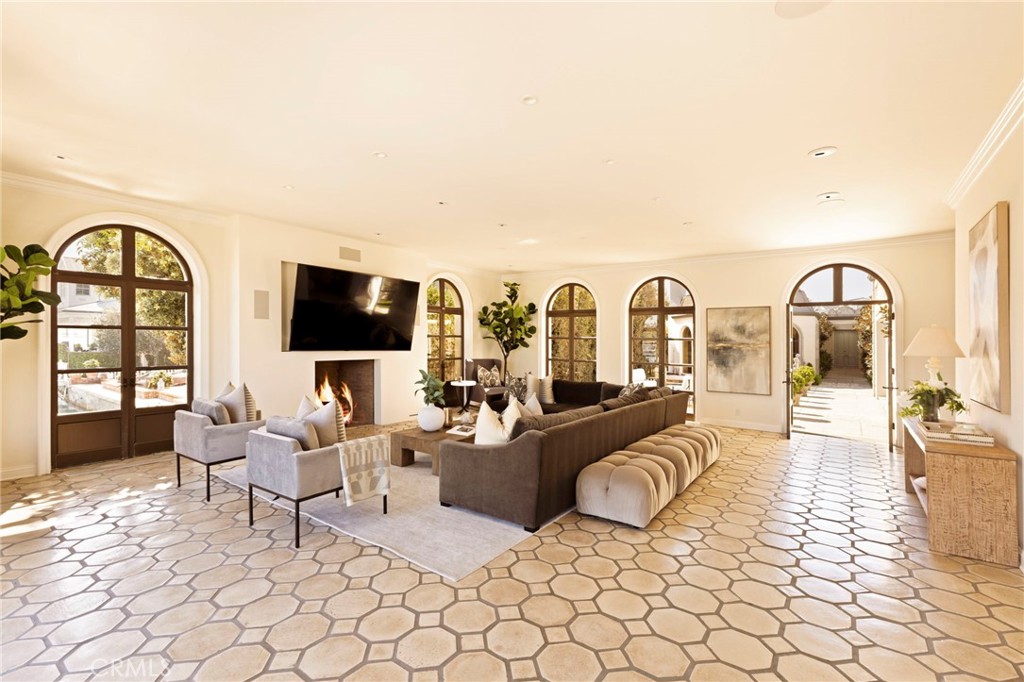 2116 E Balboa Boulevard