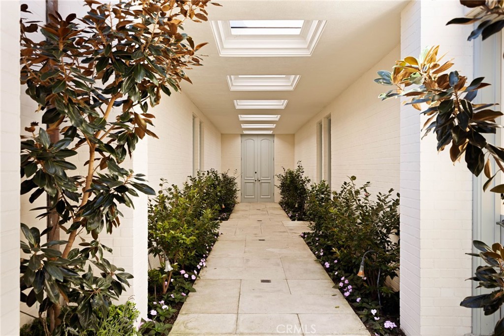 2116 E Balboa Boulevard