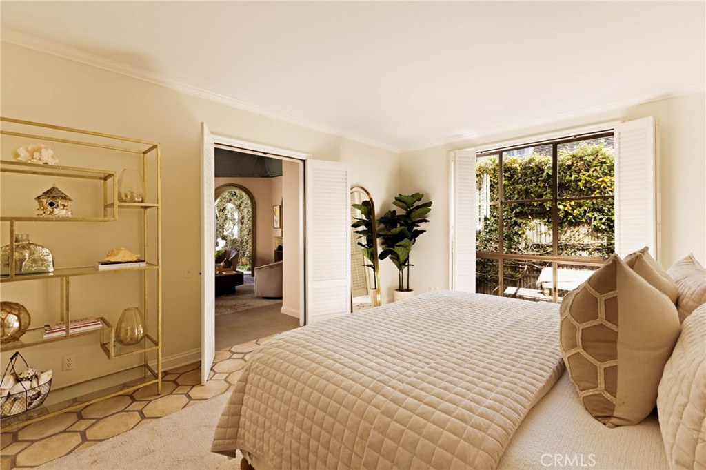 2116 E Balboa Boulevard