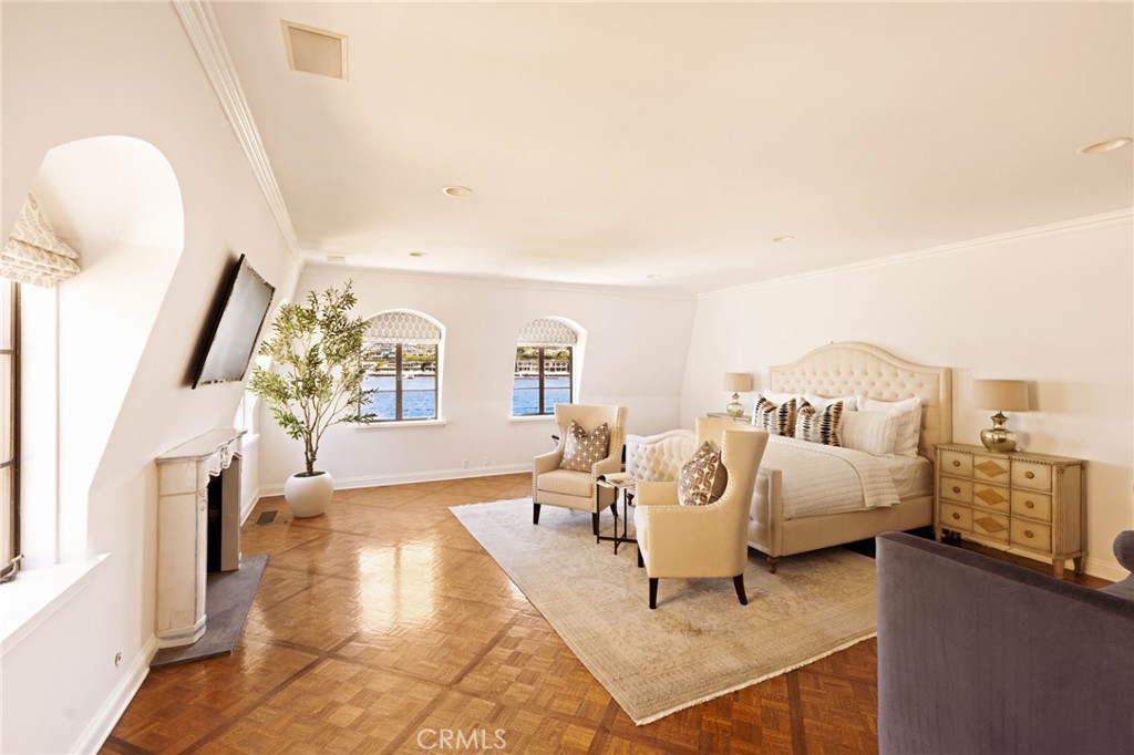 2116 E Balboa Boulevard