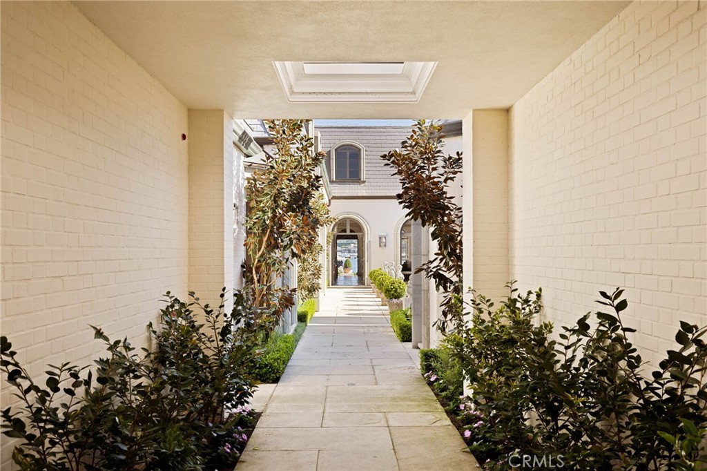 2116 E Balboa Boulevard