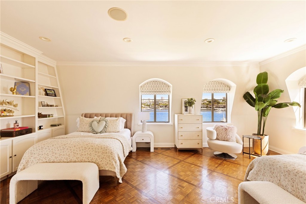 2116 E Balboa Boulevard