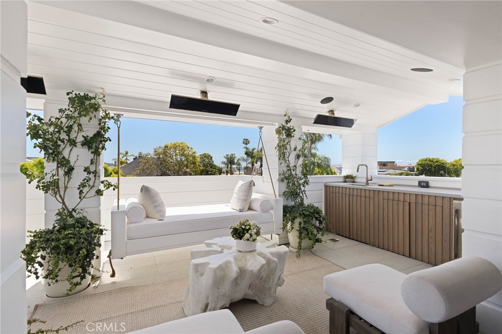 1416 E Balboa Boulevard