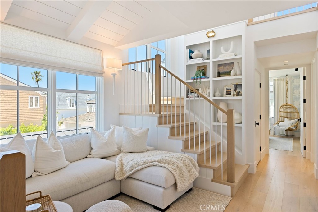1416 E Balboa Boulevard