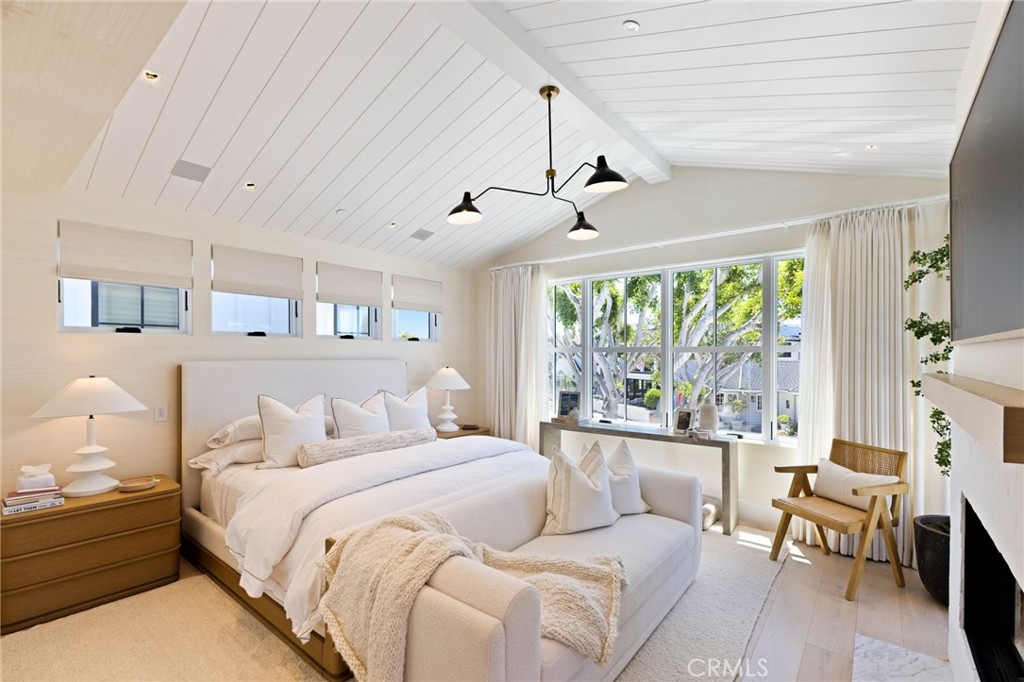 1416 E Balboa Boulevard