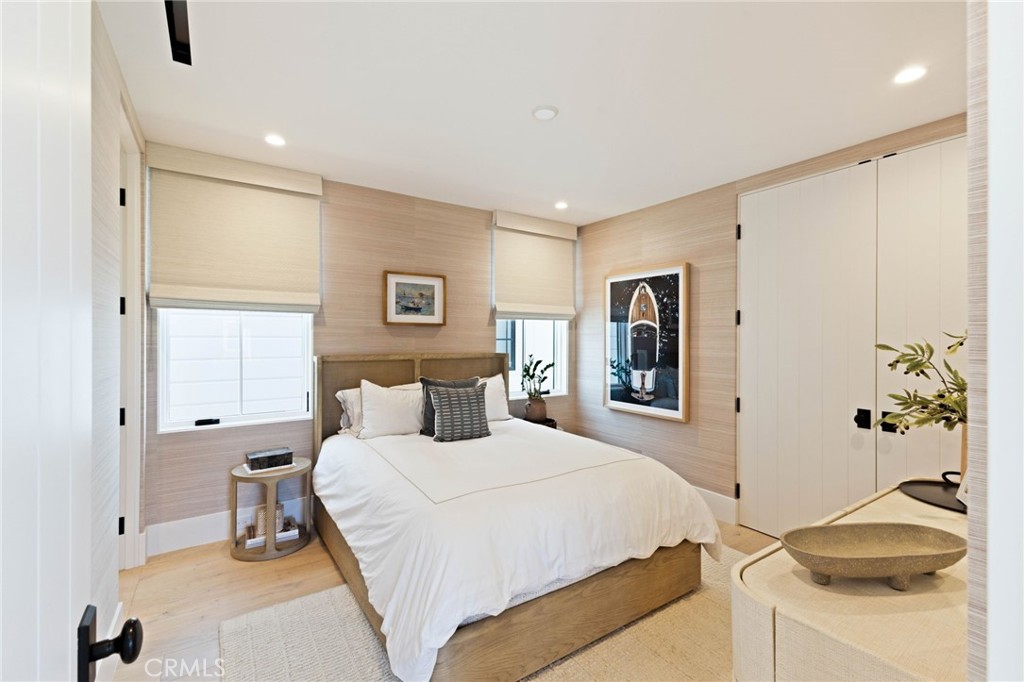 1416 E Balboa Boulevard