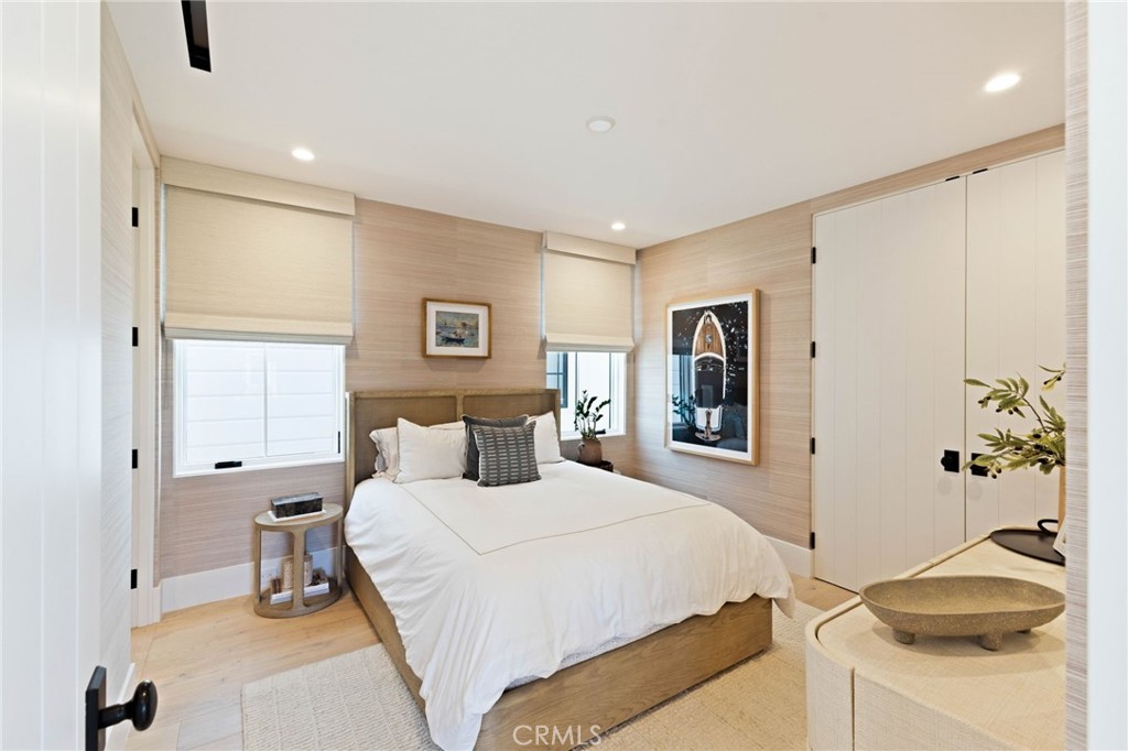 1416 E Balboa Boulevard