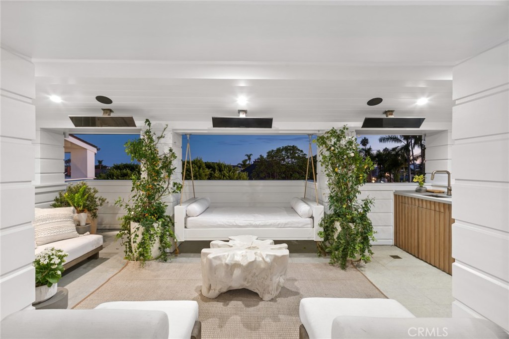 1416 E Balboa Boulevard