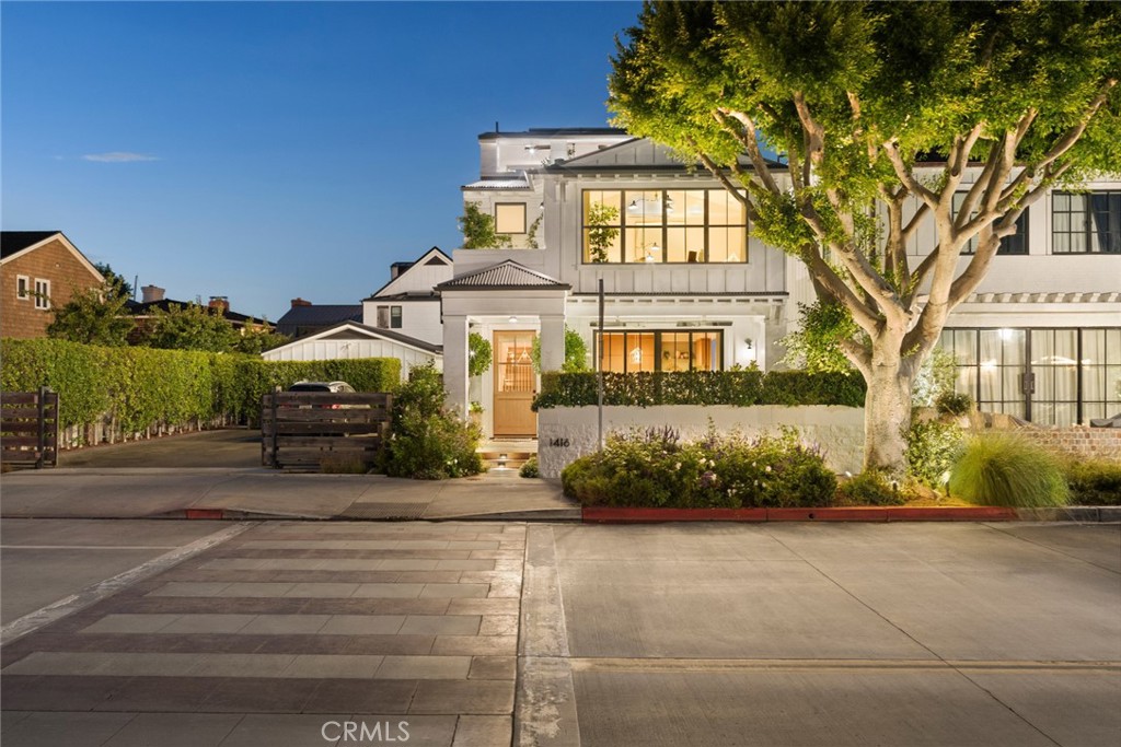1416 E Balboa Boulevard