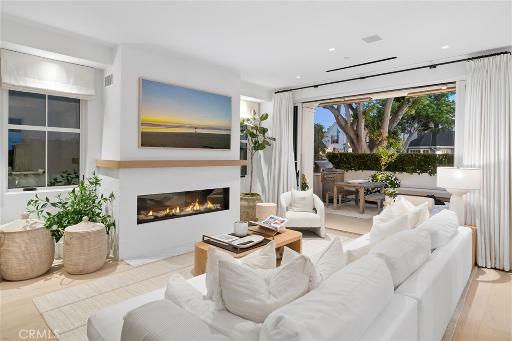1416 E Balboa Boulevard