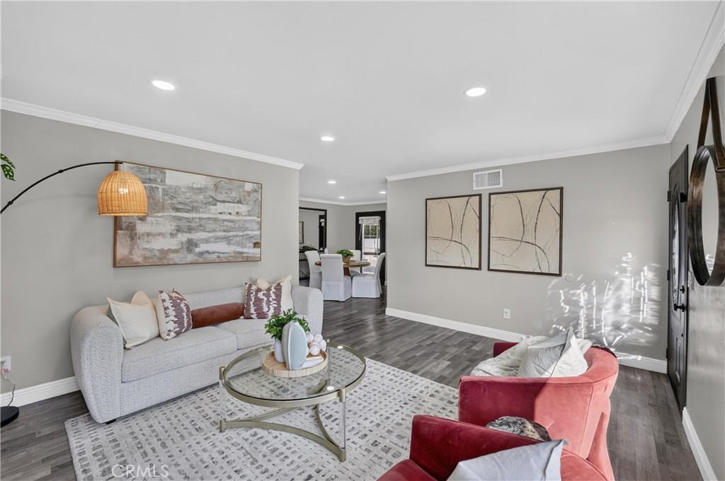 843 W Francis