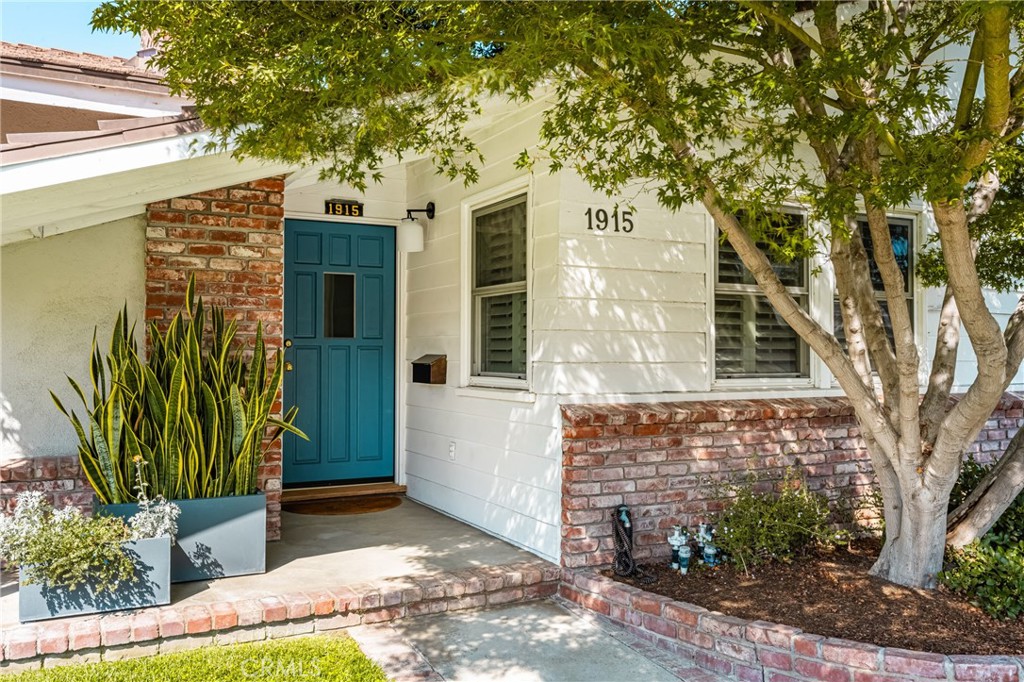 1915 W Almond