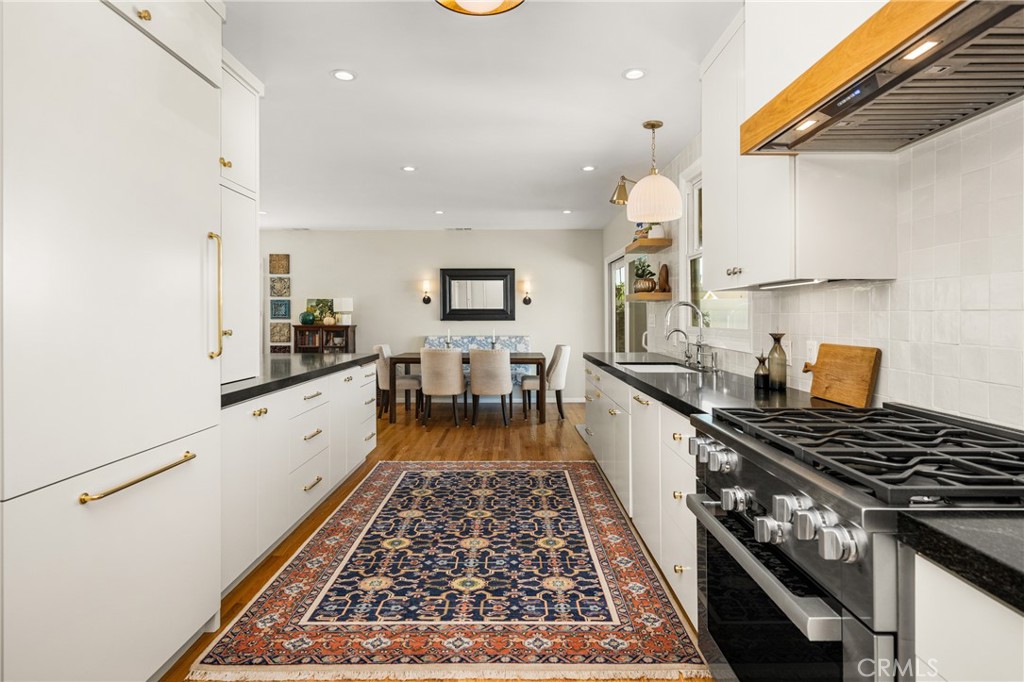 1915 W Almond