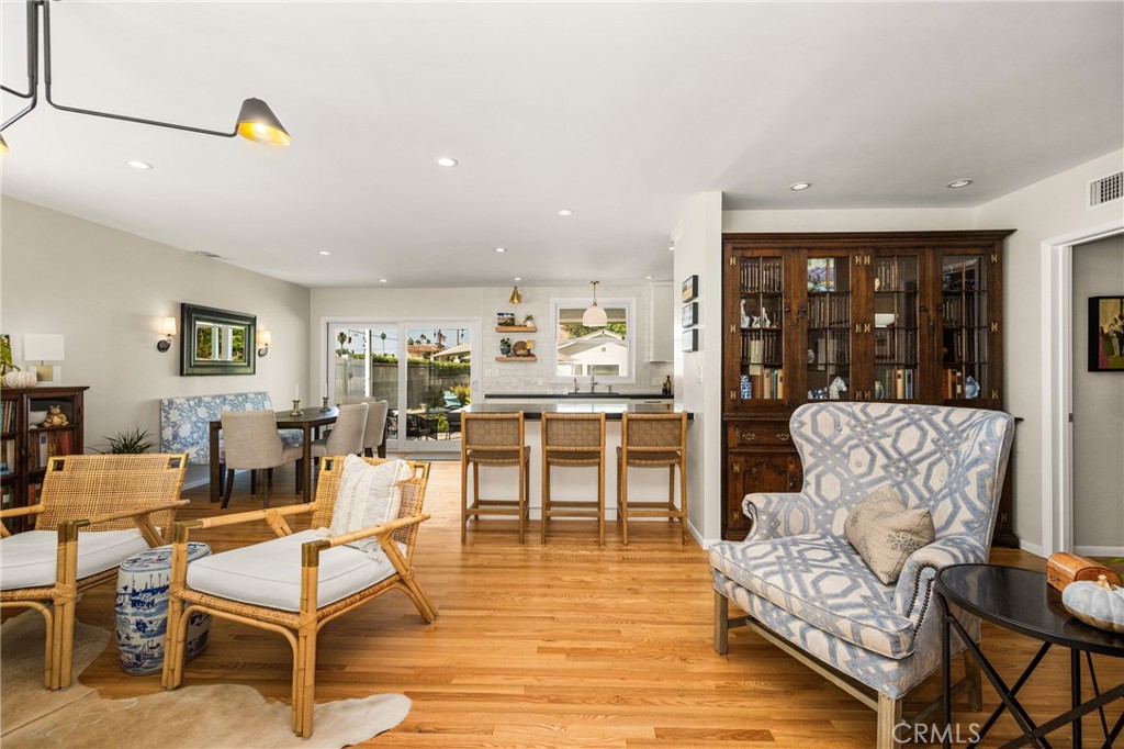 1915 W Almond