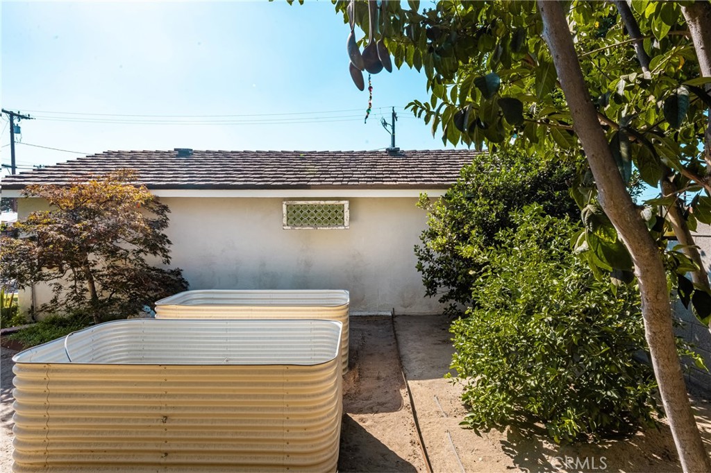 1915 W Almond