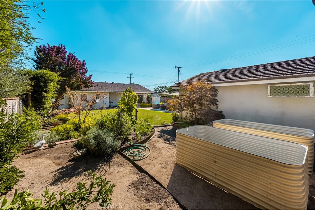 1915 W Almond