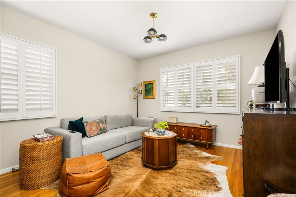 1915 W Almond