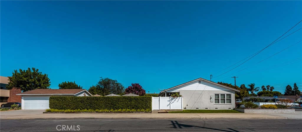 1915 W Almond
