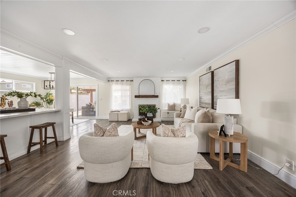 2748 E Dorothy
