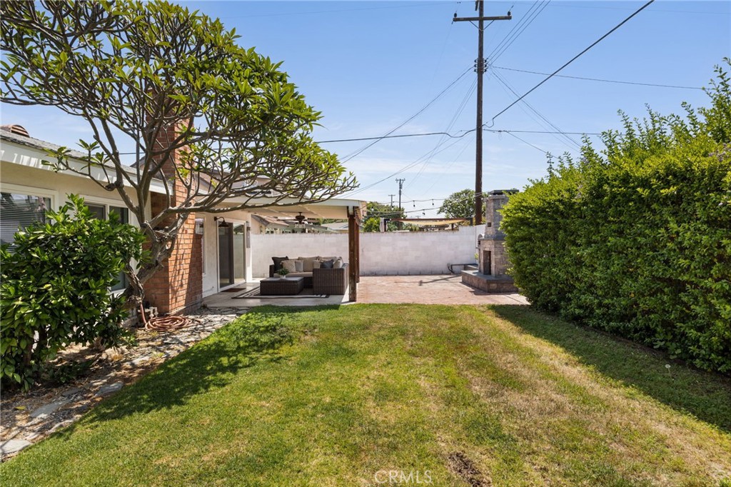 2748 E Dorothy