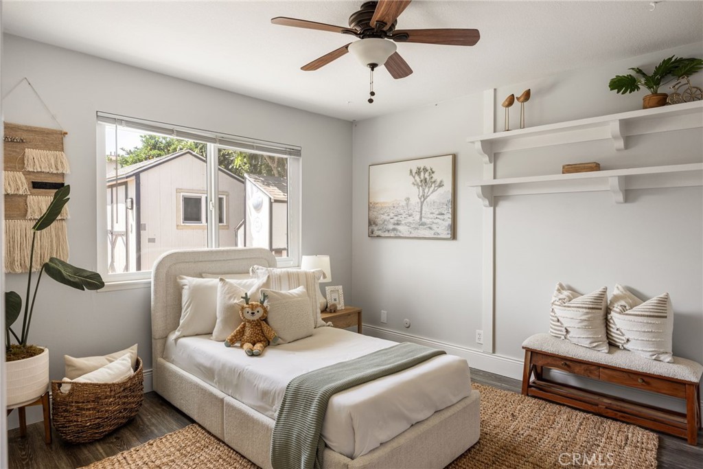 2748 E Dorothy