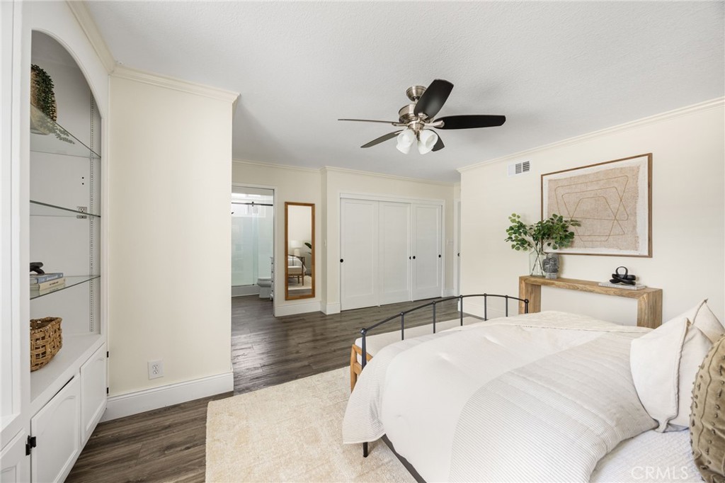 2748 E Dorothy