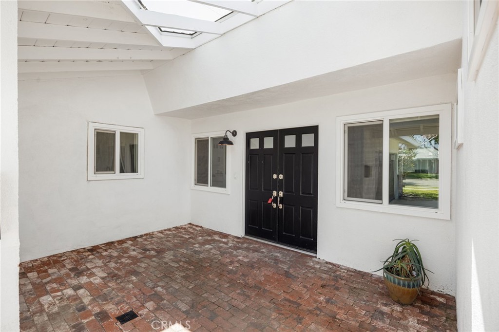 2748 E Dorothy