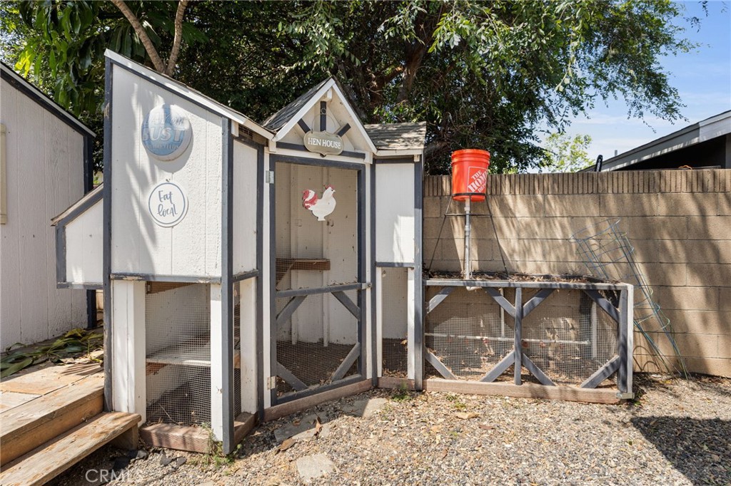 2748 E Dorothy
