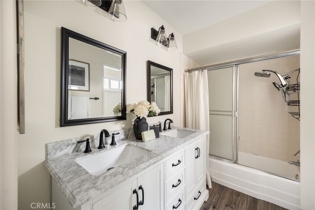 2748 E Dorothy