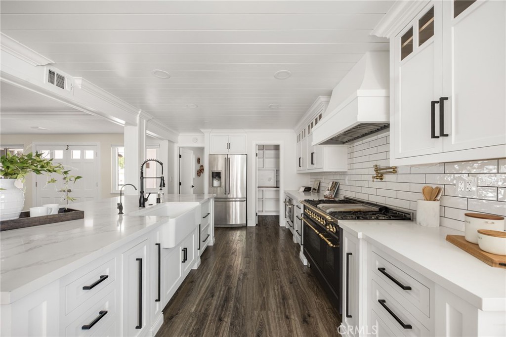 2748 E Dorothy