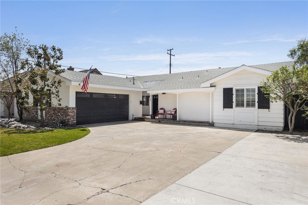 2748 E Dorothy