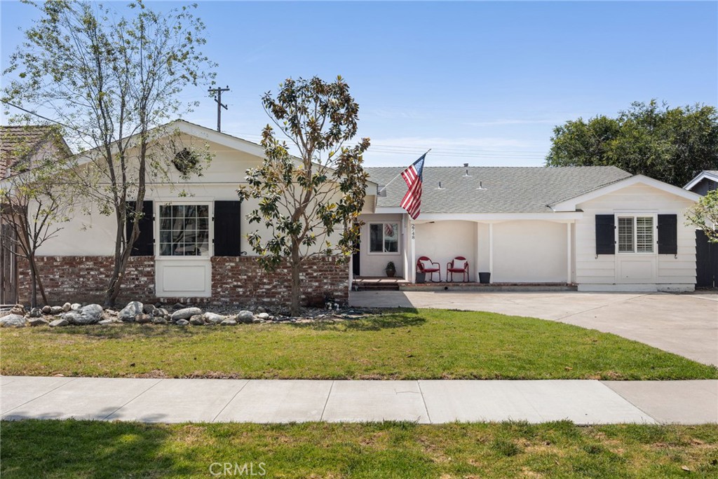 2748 E Dorothy
