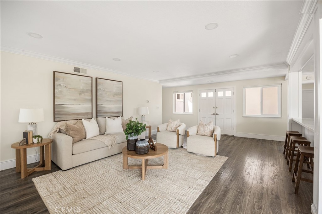 2748 E Dorothy