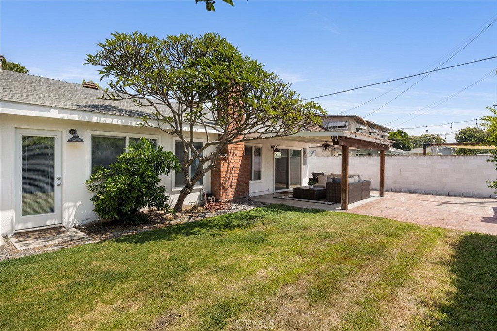 2748 E Dorothy