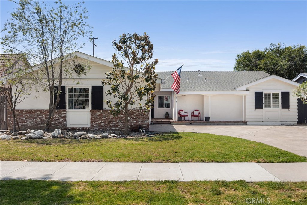 2748 E Dorothy