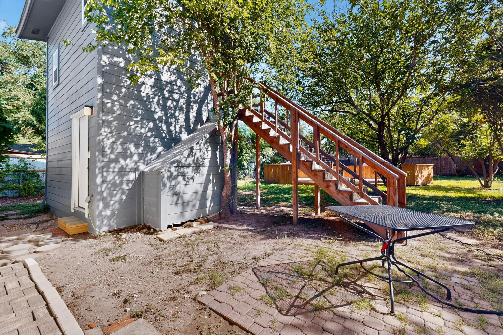 1100 Neans DR