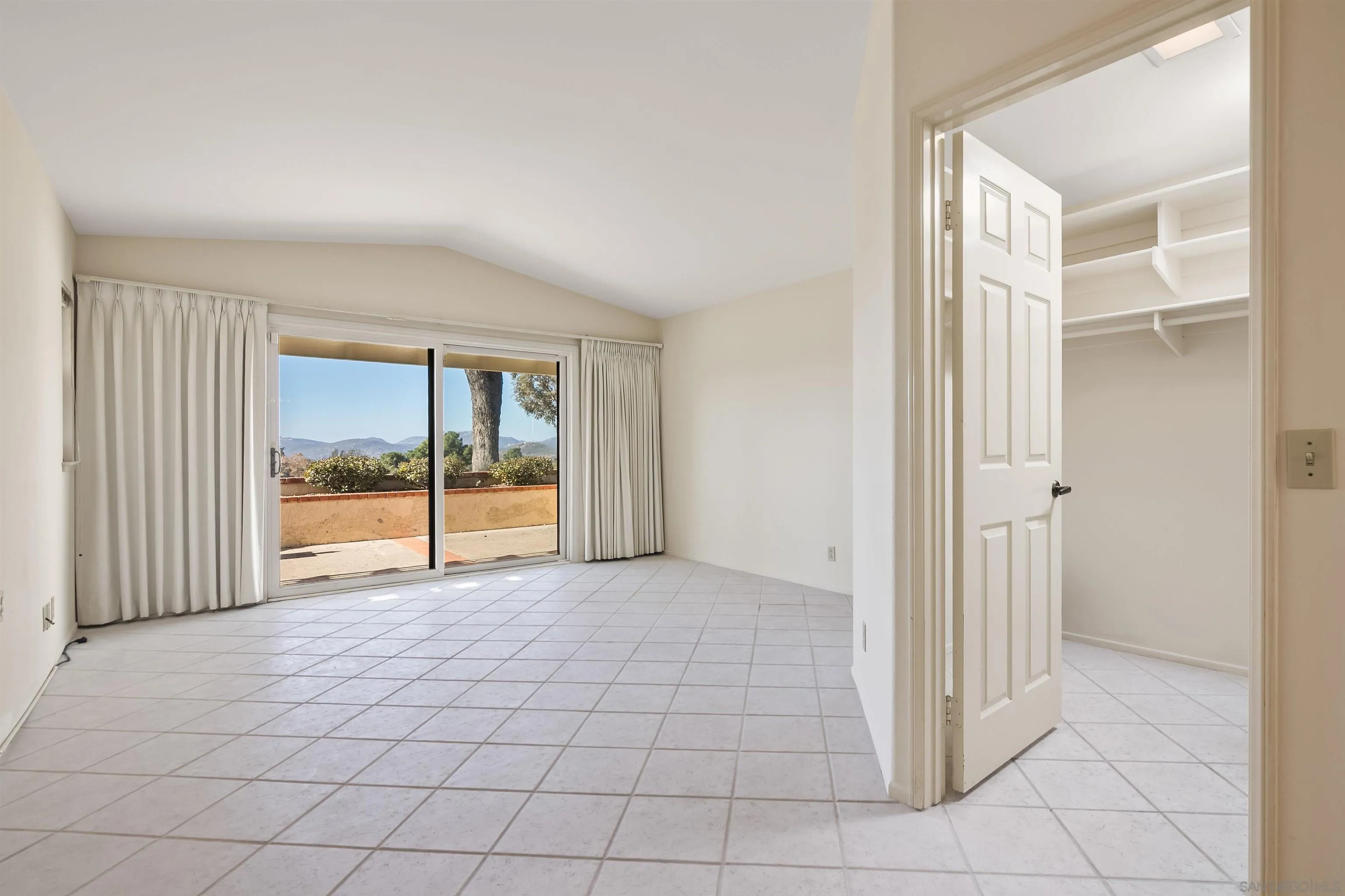 18113 Calle Estepona