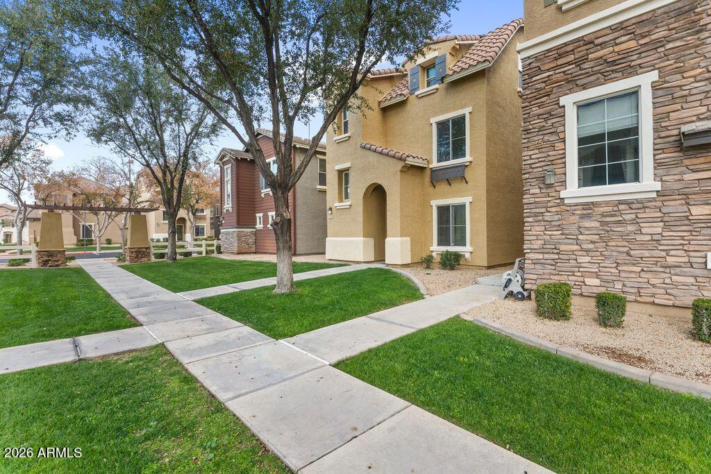 109 W COMMERCE Court