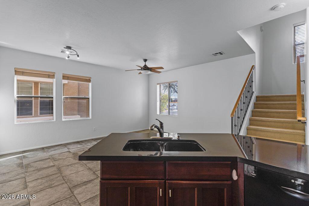 109 W COMMERCE Court