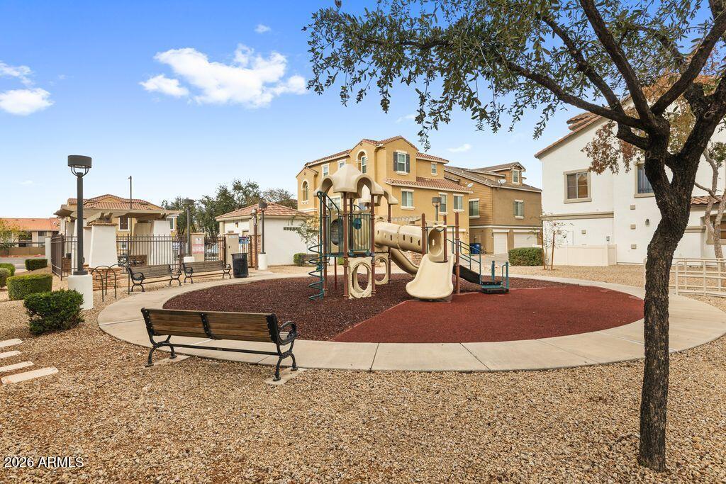 109 W COMMERCE Court