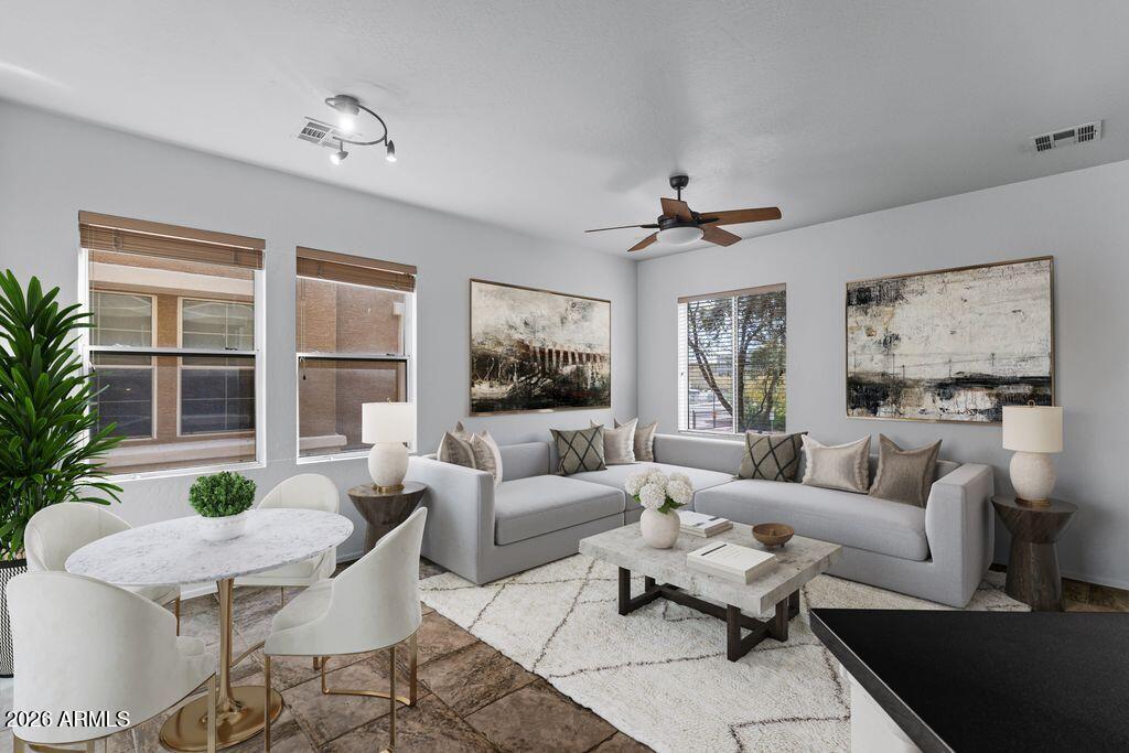 109 W COMMERCE Court