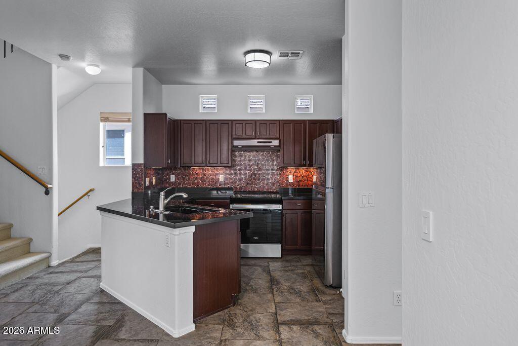 109 W COMMERCE Court