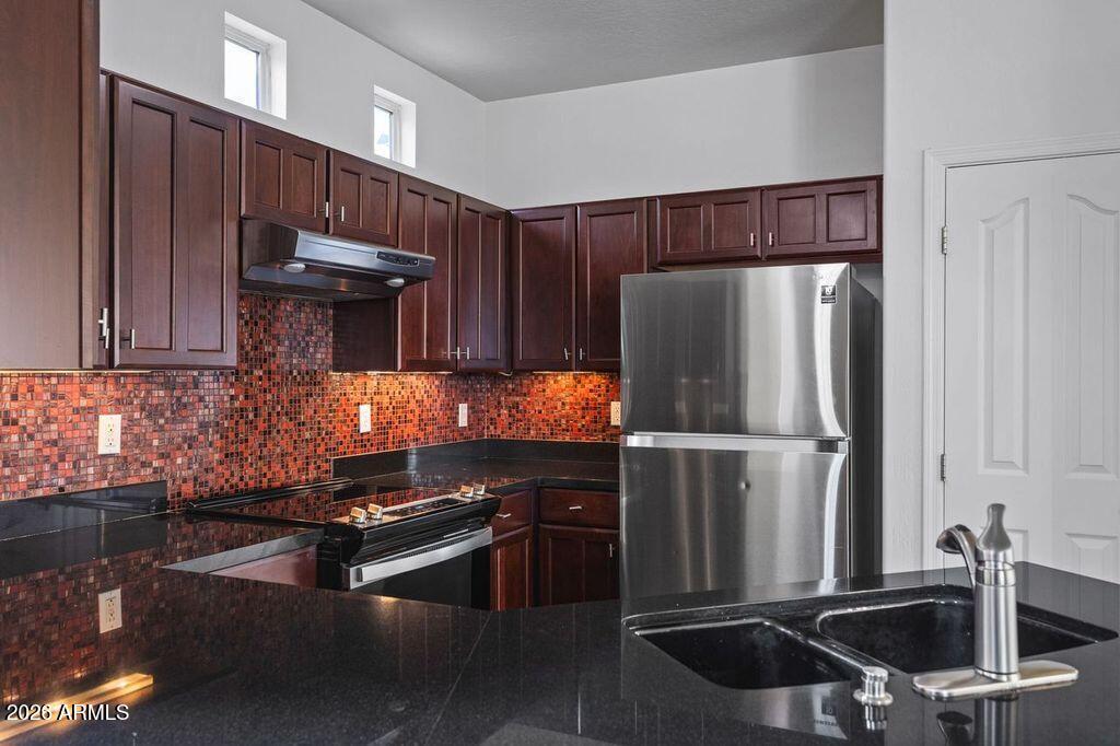 109 W COMMERCE Court