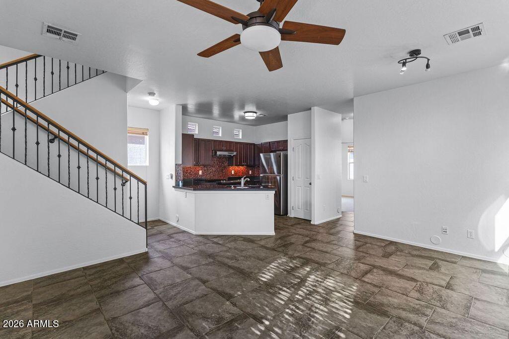 109 W COMMERCE Court