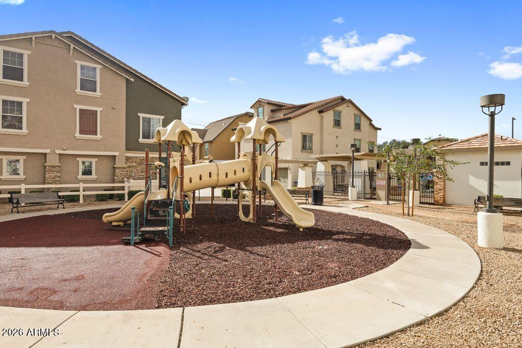 109 W COMMERCE Court