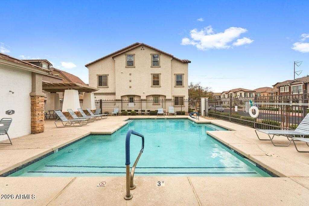 109 W COMMERCE Court