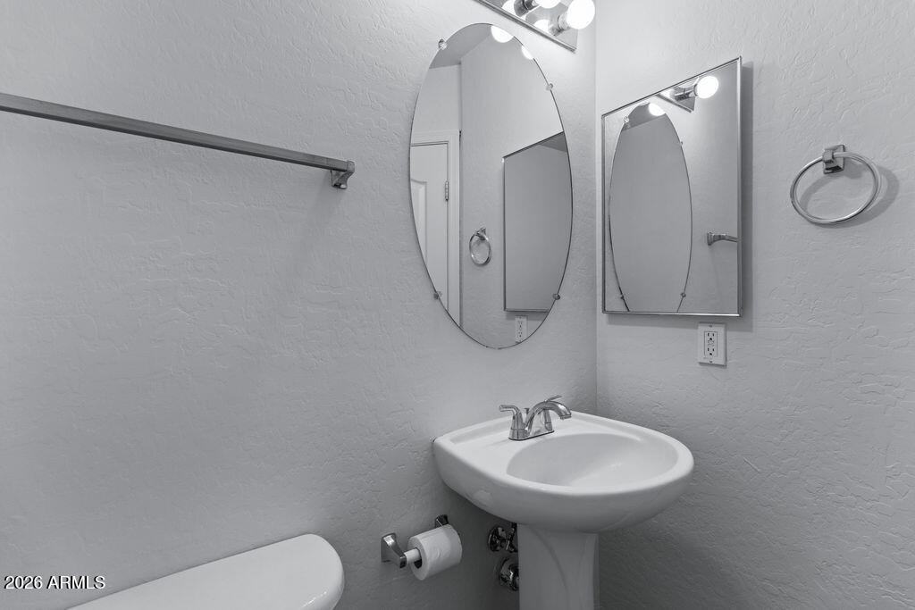 109 W COMMERCE Court