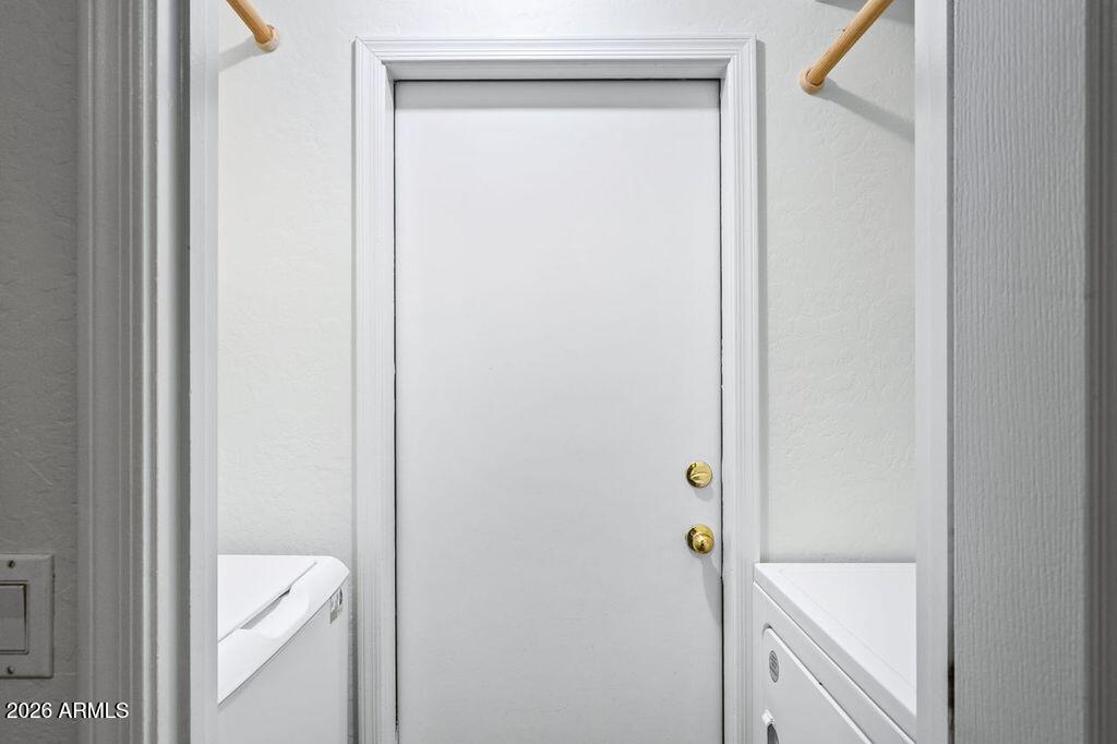 109 W COMMERCE Court